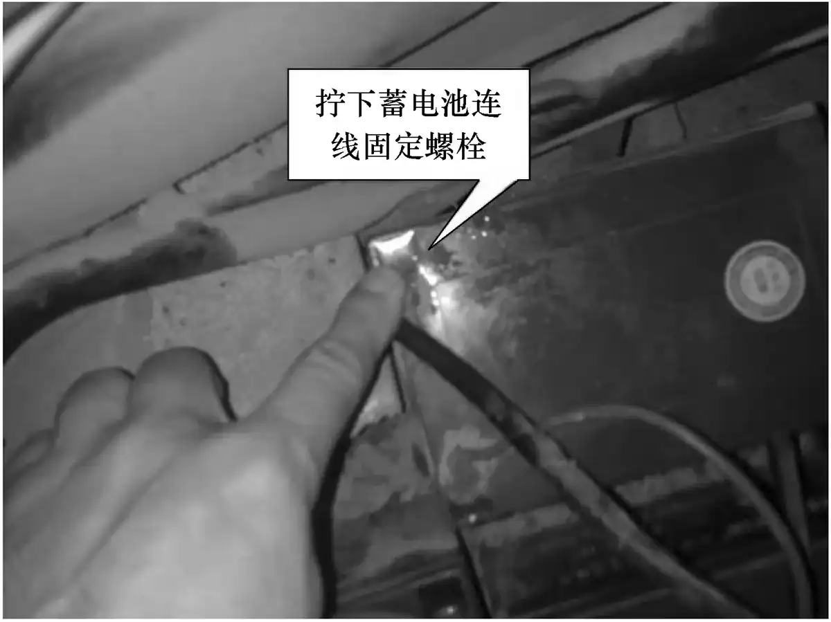 拧下蓄电池连线固定螺栓